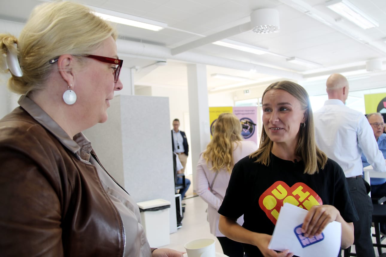 Oulaisten kaupunginjohtaja Päivi Keisanen ja hanketyössä aloittanut Hanna Palmroos pohtimassa askelkuvioita Oulaisten kehittämiseksi.