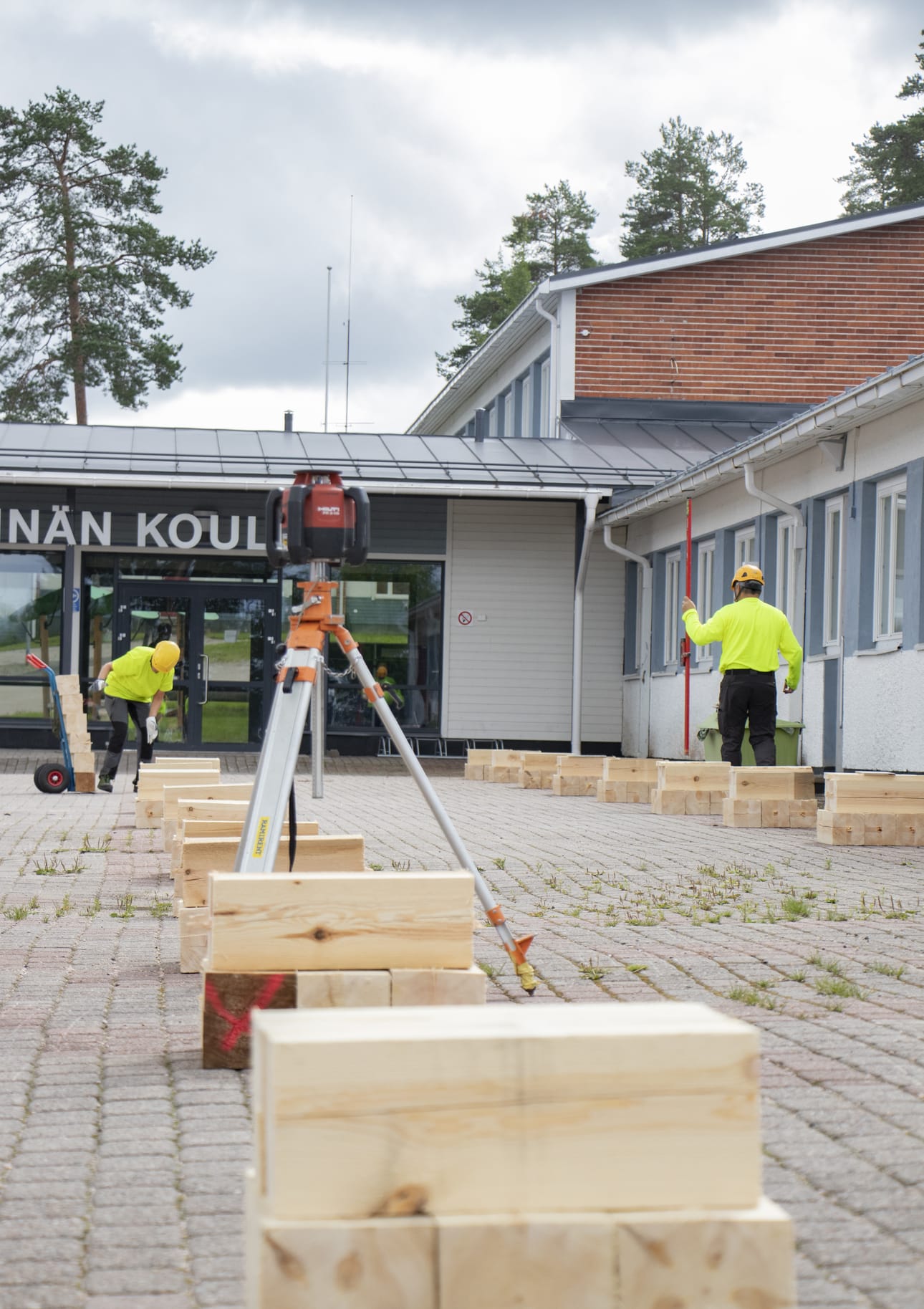 Maanantaina työn alla olivat millintarkat pohjatyöt, jotta useiden tonnien painoiset modulit asettuisivat tarkasti paikoilleen.