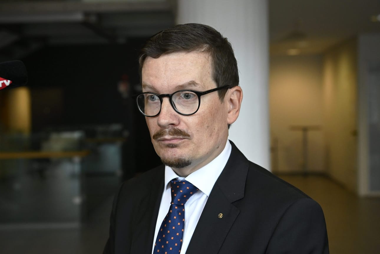 Helsingin Sanomien vastaava päätoimittaja Kaius Niemi kuvattiin tänään Helsingin käräjäoikeudessa ennen HS:n toimittajia koskevan Viestikoekeskus-jutun käsittelyn valmisteluistonnon alkamista. LEHTIKUVA / Markku Ulander