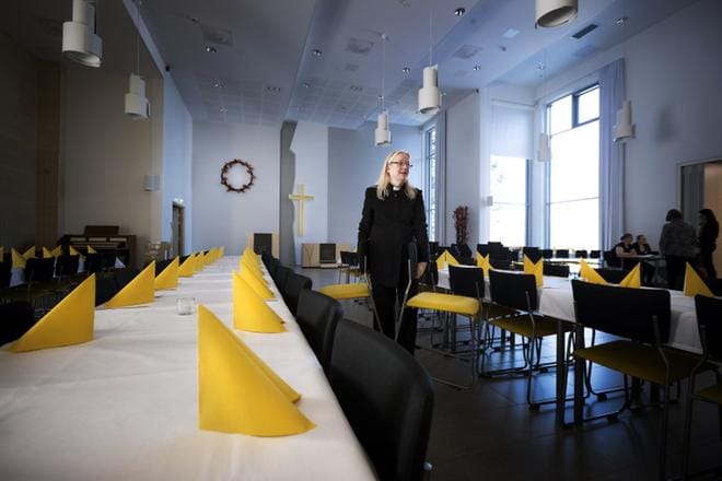 Kirkkoherra Marja-Liisa Mäen mukaan uusi rakennus on saanut jo kehuja kuntalaisilta. Seurakuntatalon salin seinällä on tekstiilitaiteilija Kaarina Heikinheimon käämilangasta tehty seppele. KUVAT: JARNO PELLINEN