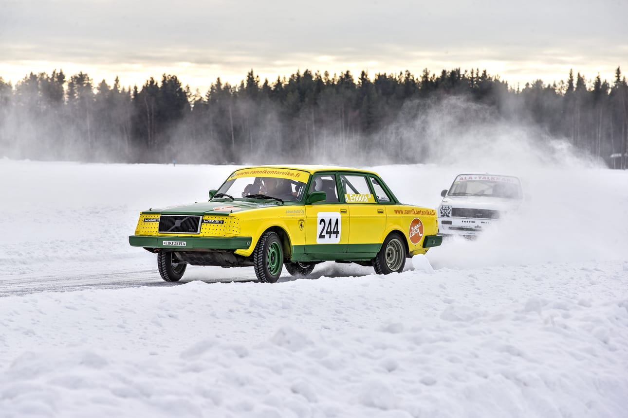 Arkkukarin jääradalla pääsee pöllyttämään lunta. Kuka tahansa pääsee ajamaan siellä kello 12-19 välisenä aikana.