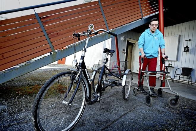Joni Putkonen pääsee aloittamaan pyöräilykauden. Kaverit yllättivät ja ostivat yhdessä pyörän Putkoselle. KUVAT: KARI LÖFHJELM