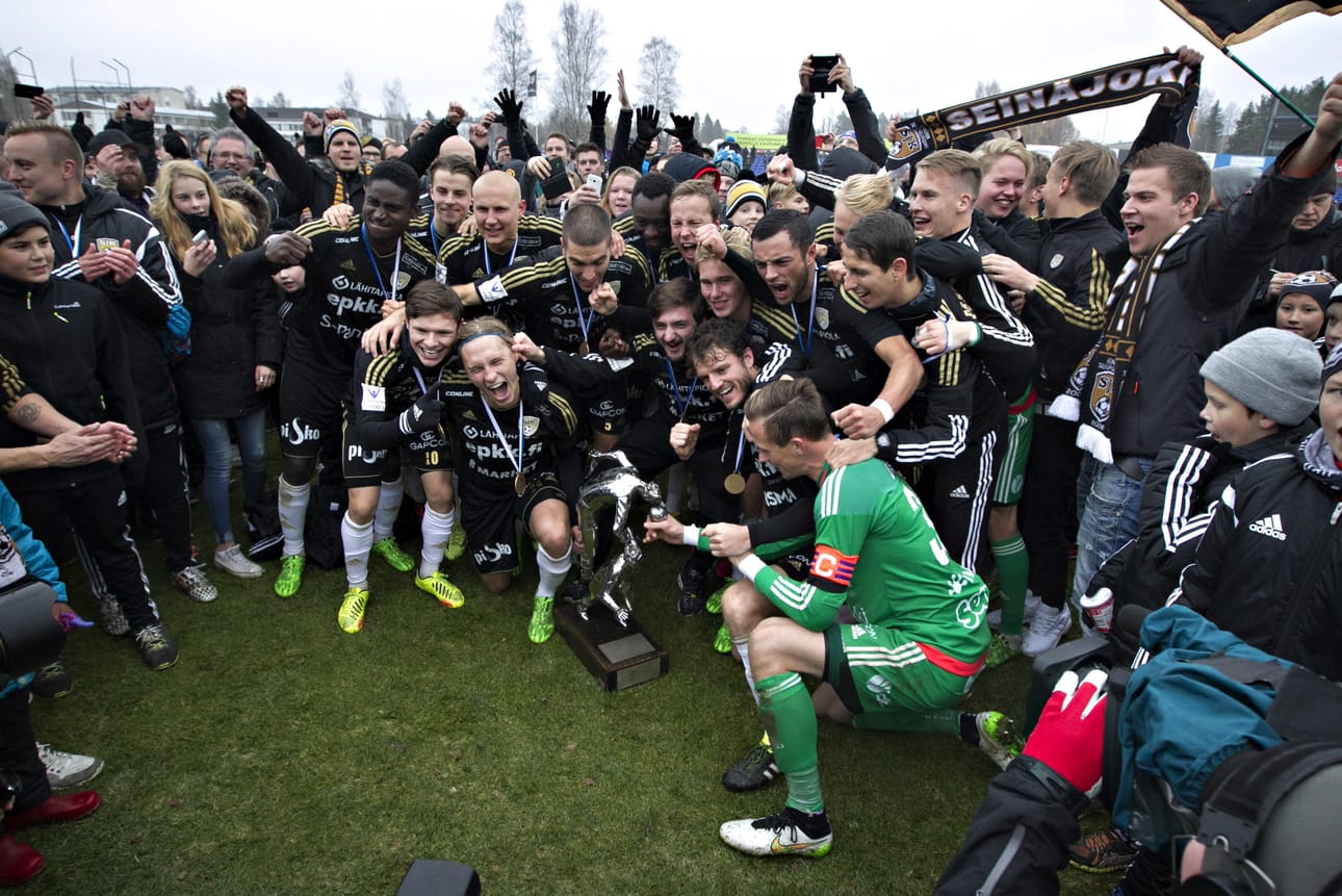 SJK juhli Suomen mestaruutta Seinäjoen Keskuskentällä syksyllä 2015. Arkistokuva.