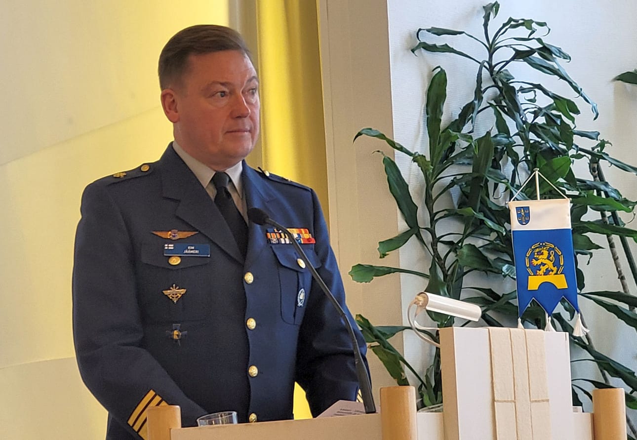 Kim Jäämeri piti juhlapuheen Kauhavan kansalliset seniorit ry:n 40-vuotisjuhlassa Kauhavan seurakuntakodilla.