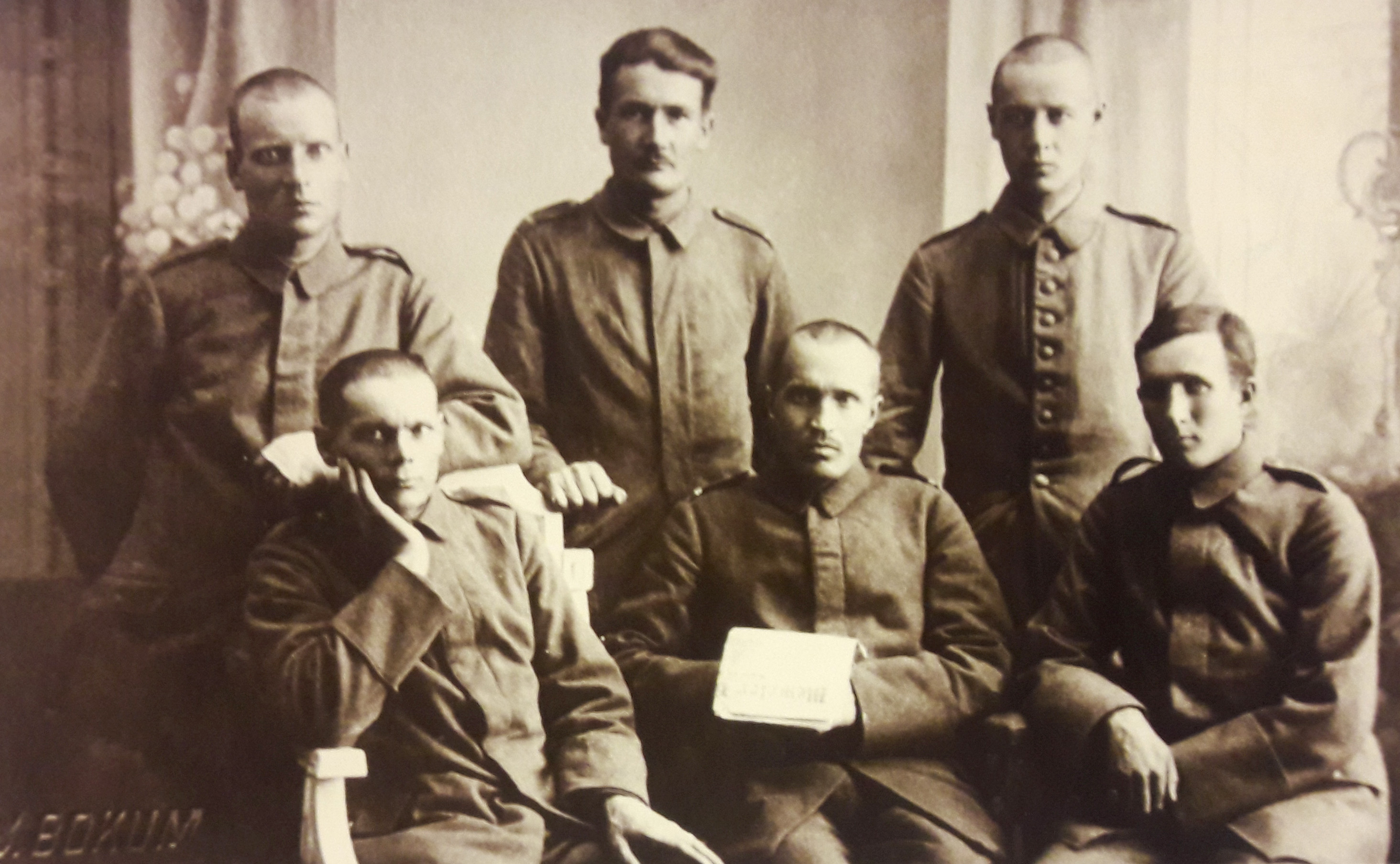 Työläisjääkäreiden toimeenpaneva komitea Libaussa 1917. He arvostelivat voimakkaasti suomalaisten komentamista rintamalle ja erityisesti Saksan puuttumista Suomen kansalaissotaan. Edessä vasemmalla istuva Heikki Repo oli komitean puheenjohtaja. Hän siirtyi Neuvostoliittoon ja teloitettiin Stalinin vainoissa 1935, samoin takarivissä keskellä oleva V.J.Syväjärvi 1937. Suomen sosialidemokraattien johtajista erityisesti Oskari Tokoi oli jääkäriliikkeen kannattaja. (Matti Lackman, Suomen vai Saksan puolesta, s. 352.)