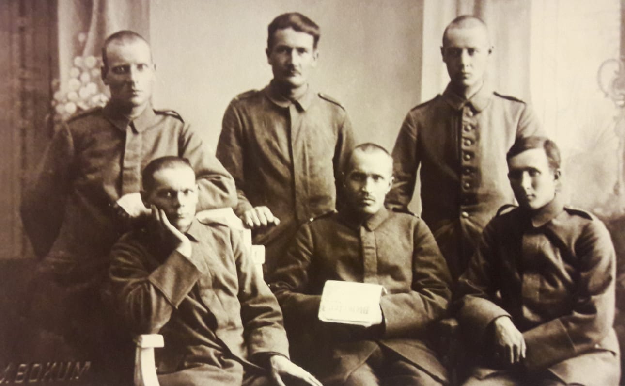 Työläisjääkäreiden toimeenpaneva komitea Libaussa 1917. He arvostelivat voimakkaasti suomalaisten komentamista rintamalle ja erityisesti Saksan puuttumista Suomen kansalaissotaan. Edessä vasemmalla istuva Heikki Repo oli komitean puheenjohtaja. Hän siirtyi Neuvostoliittoon ja teloitettiin Stalinin vainoissa 1935, samoin takarivissä keskellä oleva V.J.Syväjärvi 1937. Suomen sosialidemokraattien johtajista erityisesti Oskari Tokoi oli jääkäriliikkeen kannattaja. (Matti Lackman, Suomen vai Saksan puolesta, s. 352.)