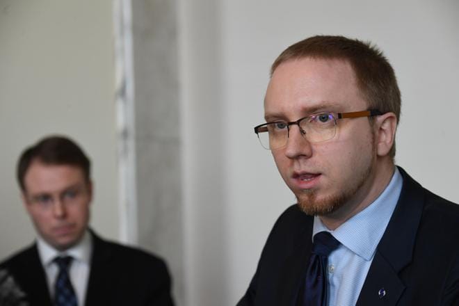 Sinisten ryhmäjohtaja Simon Elo ja kansanedustaja Vesa-Matti Saarakkala kertoivat sinisten näkemyksistä ylimääräisen ryhmäkokouksen jälkeen. KUVA: KIMMO BRANDT