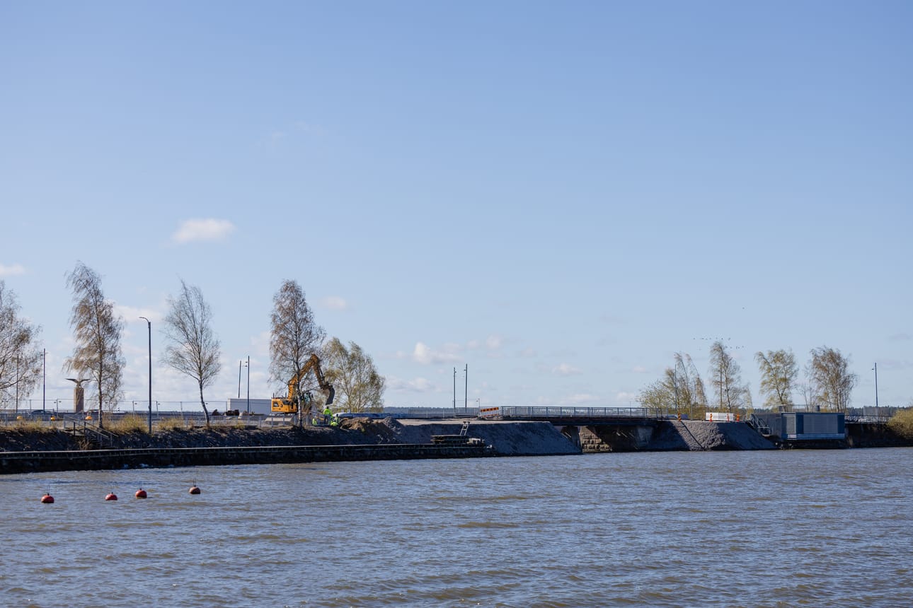 Sisäsataman puolelta pääseekin ajoittain lyhintä reittiä Eteläisen Kaupunginselän puolelle. Siltatyömaan vuoksi veneväylän piti alkujaan olla suljettuna koko kesän.