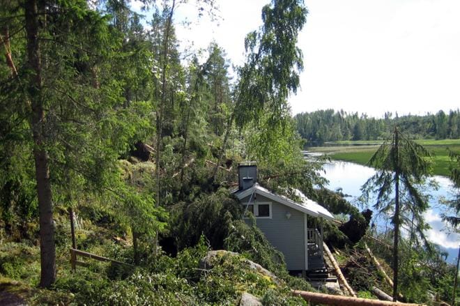 Kotalan kylässä Virroilla Veera-myrsky teki tällaista jälkeä. KUVA: Aamulehden arkisto