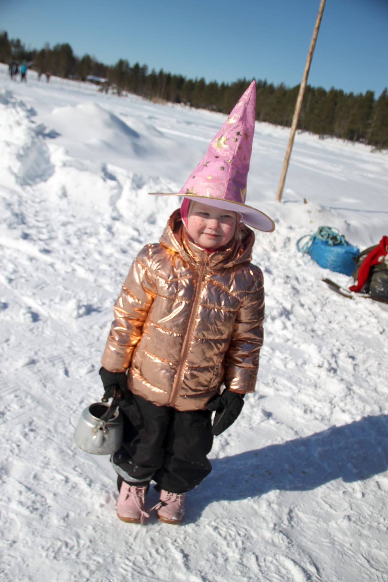 Palmusunnuntaina olivat myös trullit liikkeellä. Kuvassa Fiia Päkkilä.