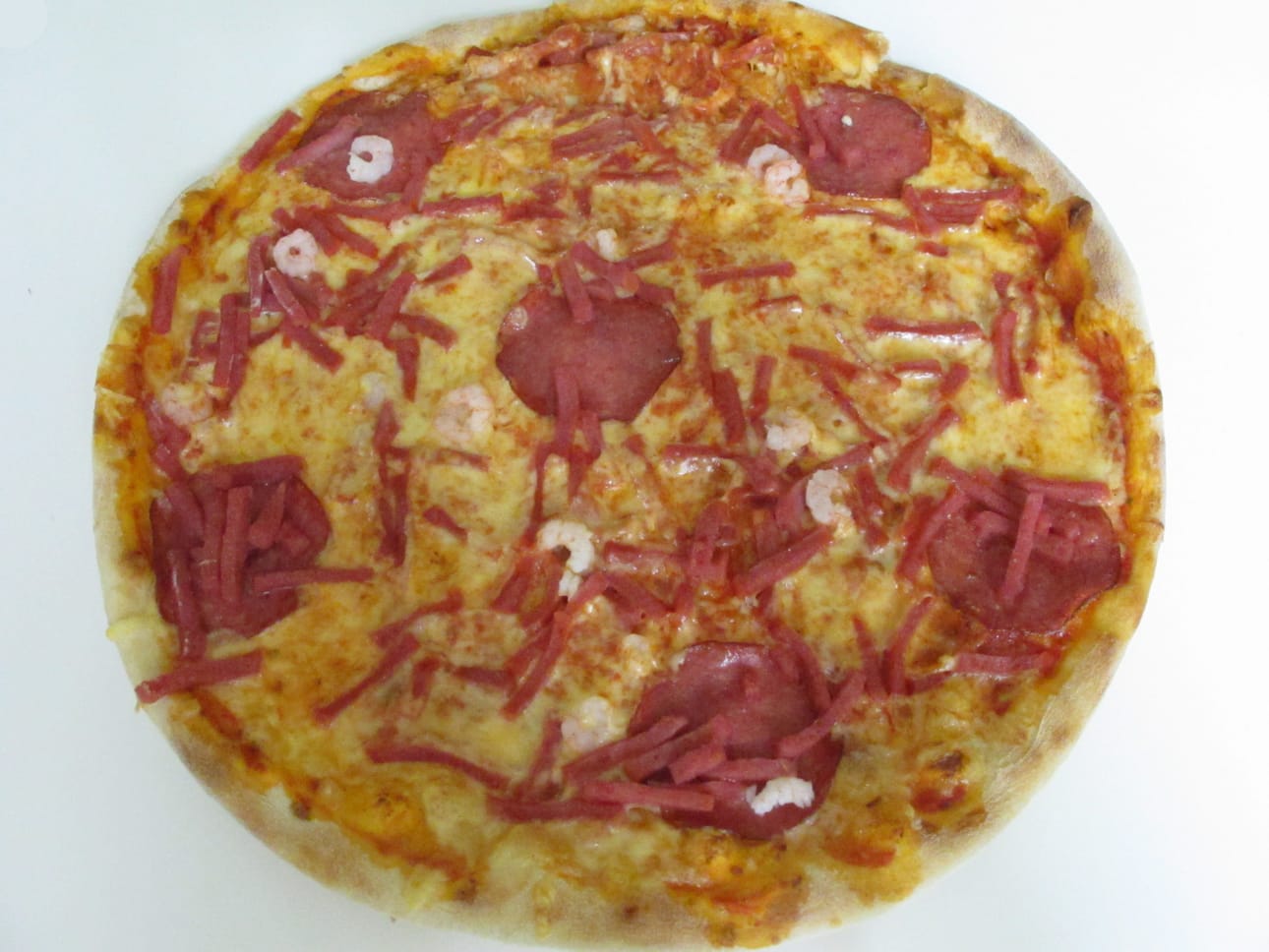 Keskustelu oikean kinkun käytöstä etenkin pizzerioissa on käynyt kuumana sosiaalisessa mediassa. Kuvan pizza ei liity tapaukseen.