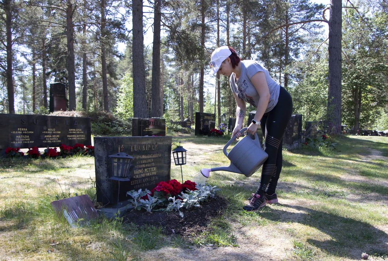 Sonja Halonen kastelemassa kukkia Lumijoen hautausmaalla. Lumijoen seurakunta työllistää kesäaikaan kaikkiaan 21 nuorta.
