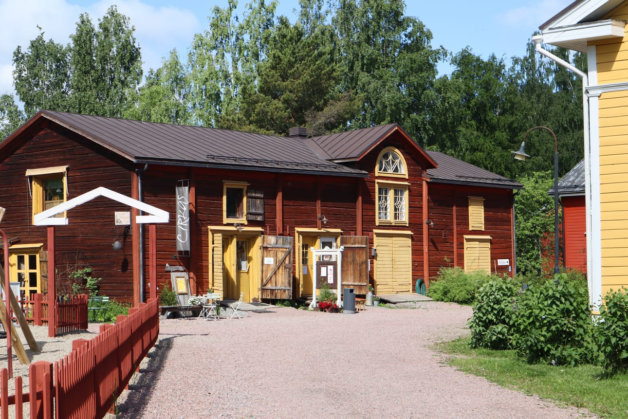 Grosin rakennuksessa on muun muassa Ateljé Stundars, jossa taiteilija Damla Tamer työskentelee tämän kesän.