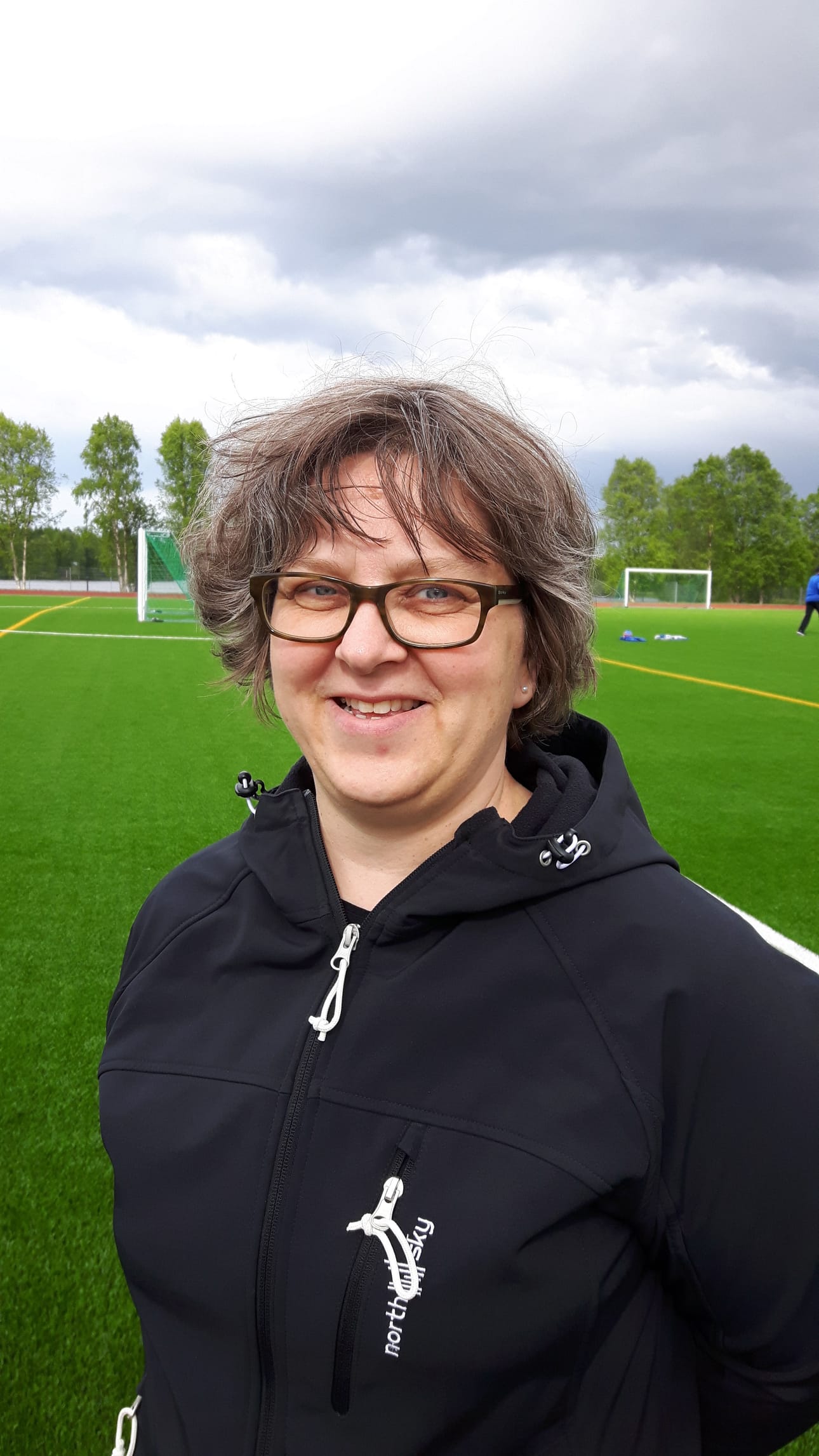 1. Minna Råberg 2. Teen sihteerin ja rahastonhoitajan tehtäviä ja toimin P11-joukkueen joukkueenjohtajana. Olen myös mukana ihan vain vanhempana. 3. Tyttäret innostuivat jalkapallosta Hippo-futiksen kautta. Hipon jälkeen he ovat pelanneet joukkueissa. Olen itsekin pelannut nuorena jalkapalloa &tab;joukkueessa, joten oli matala kynnys tulla mukaan toimintaan. 4. Olen ollut mukana vanhempana seitsemän vuotta sekä aktiivisena toimijana joukkueessa ja seurassa yhteensä kohta neljä vuotta. 5. Toiminnan kautta tapaa mukavia ihmisiä. Yhteinen tekeminen, omien ja muidenkin lasten kanssa, on palkitsevaa. Yhteisöllisyys korostuu joukkuelajeissa ja onhan lasten ja nuorten otteluiden seuraaminen usein aika jännittävääkin.