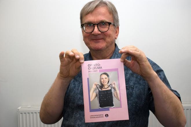 Kansalaisopiston rehtori Arto Juurakko esittelee Fanniina Tuomolan otteella uutta opinto-ohjelmaa. KUVA:MINNA HIIRONEN