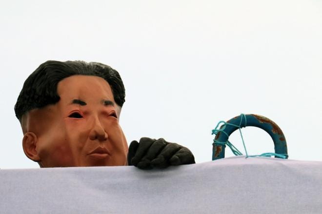 Muun muassa Kim Jong-un oli löytänyt tiensä Kauhavan lukiolaisten naamiohuveihin. KUVAT: ANU NAHKALA