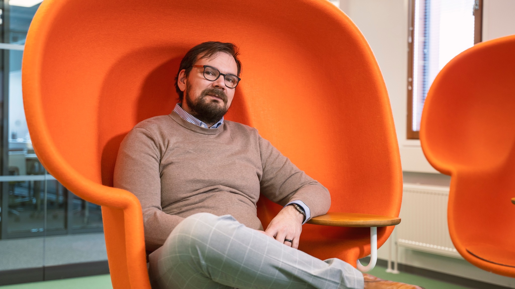 Pelintekijäksi ryhtynyt entinen toimittaja loi tiimin, jossa on mukana kaikkien tuntema koomikko – Uutuuspeli yhdistää seikkailun ja journalismin