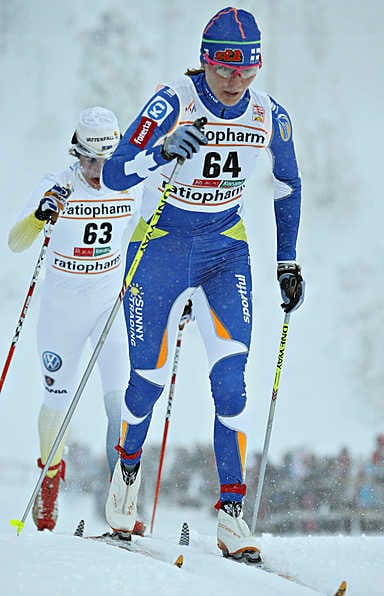 Virpi Kuitunen johtaa Tour de Ski -kiertuetta.