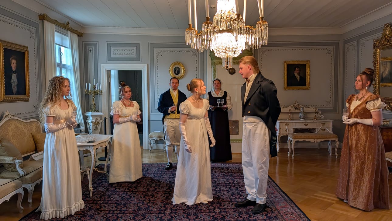 Teatteri Arinan Uusi alku -näytelmä esitetään Törnävän kartanossa. Vasemmalta Johanna Polvi, Mette Talvitie, Joonas Pulli, Jenni Mannila, Niina Kangas, Jussi Kaartinen ja Jenni Halkosaari.