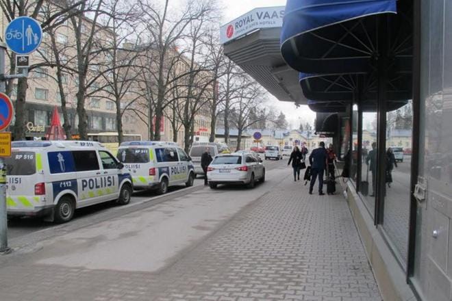 Uhkaussoiton takia Vaasassa oli tiistaina iso poliisioperaatio. Kuva: Katariina Paajaste