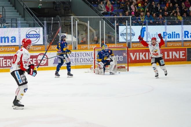 Roope Talaja teki Sportin ja koko ottelun ensimmäisen maalin maanantaina Raumalla. Kuva: Jussi Hietikko