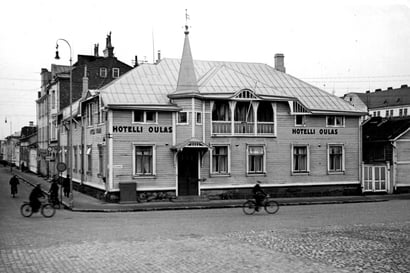 Vanhat kuvat: Oulun entisaikojen hotellit kiehtovat – Miten kesken jääneen torihotellin tarina alkoikaan?