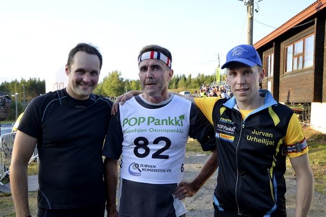 Jurvan Urheilijoiden M120-joukkue Juhani Ikola, Juha Pietilä ja Timo Antila voittivat jälleen ampumajuoksun SM-kultaa. Edellisen kerran he juhlivat sitä omissa Jurvan kotikisoissa vuonna 2017. KUVA: JURVAN SANOMIEN ARKISTO