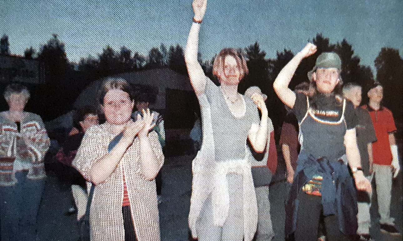 E-Typen tahdissa bailataan näin, näyttivät alajärveläiset Niina Peltomäki (vas.), Virpi Sissala ja Minna Rasinaho.