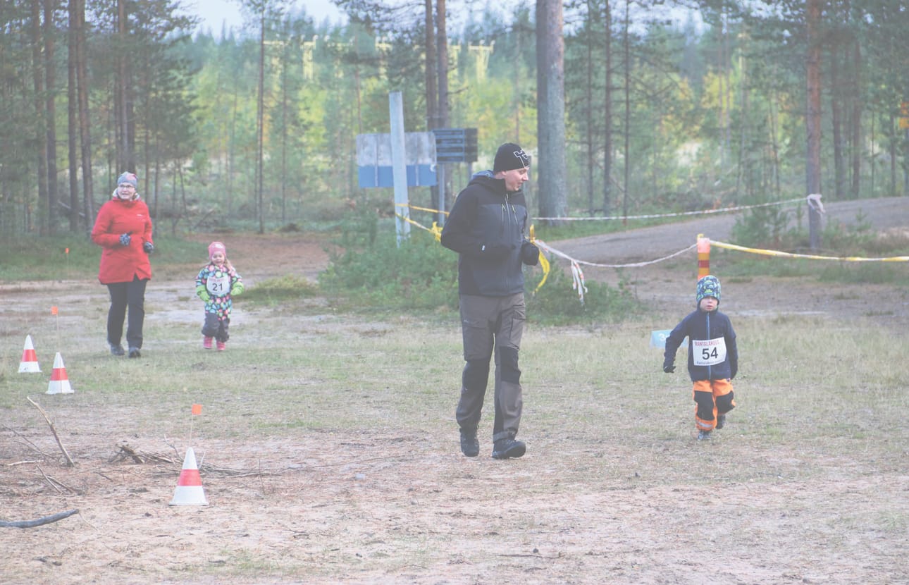 Yhdessä kohti maalia.