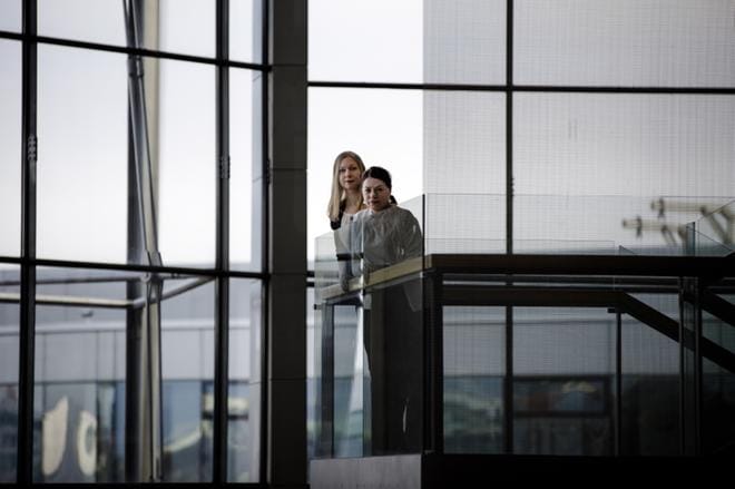 Helsingin Sanomien rikos- ja oikeustoimittajien Minna Passin (vas.) ja Susanna Reinbothin kirja Keisari Aarnio julkaistiin tänään maanantaina. KUVA: Joel Maisalmi
