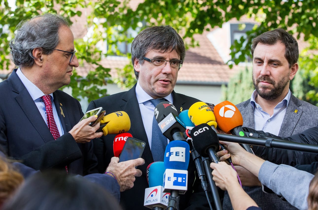 Katalonian nykyinen aluejohtaja Quim Torra (vas.) tapasi Belgiaan paenneet Carles Puigdemontin ja Toni Comínin (oik.) viime maanantaina Waterloossa.