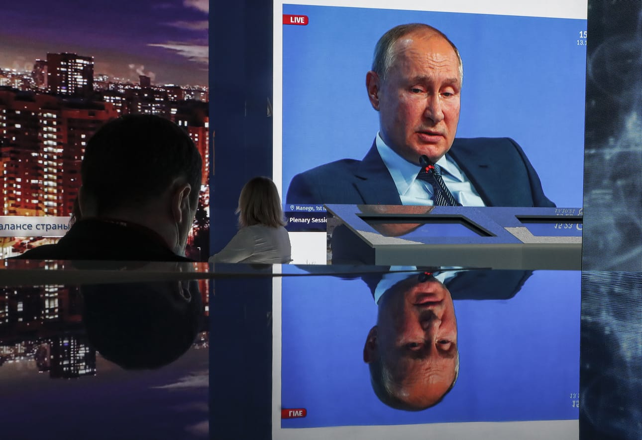 Vladimir Putin ei kykenisi pyörittämään valtiota ja hyökkäyssotaa Ukrainassa pitkään, jos muut maat lakkaisivat ostamasta Venäjältä energiaa noin miljardilla eurolla päivässä. Putin puhuu kuvaruudussa Venäjän kansainvälisellä energiaviikolla Moskovassa lokakuussa 2021.