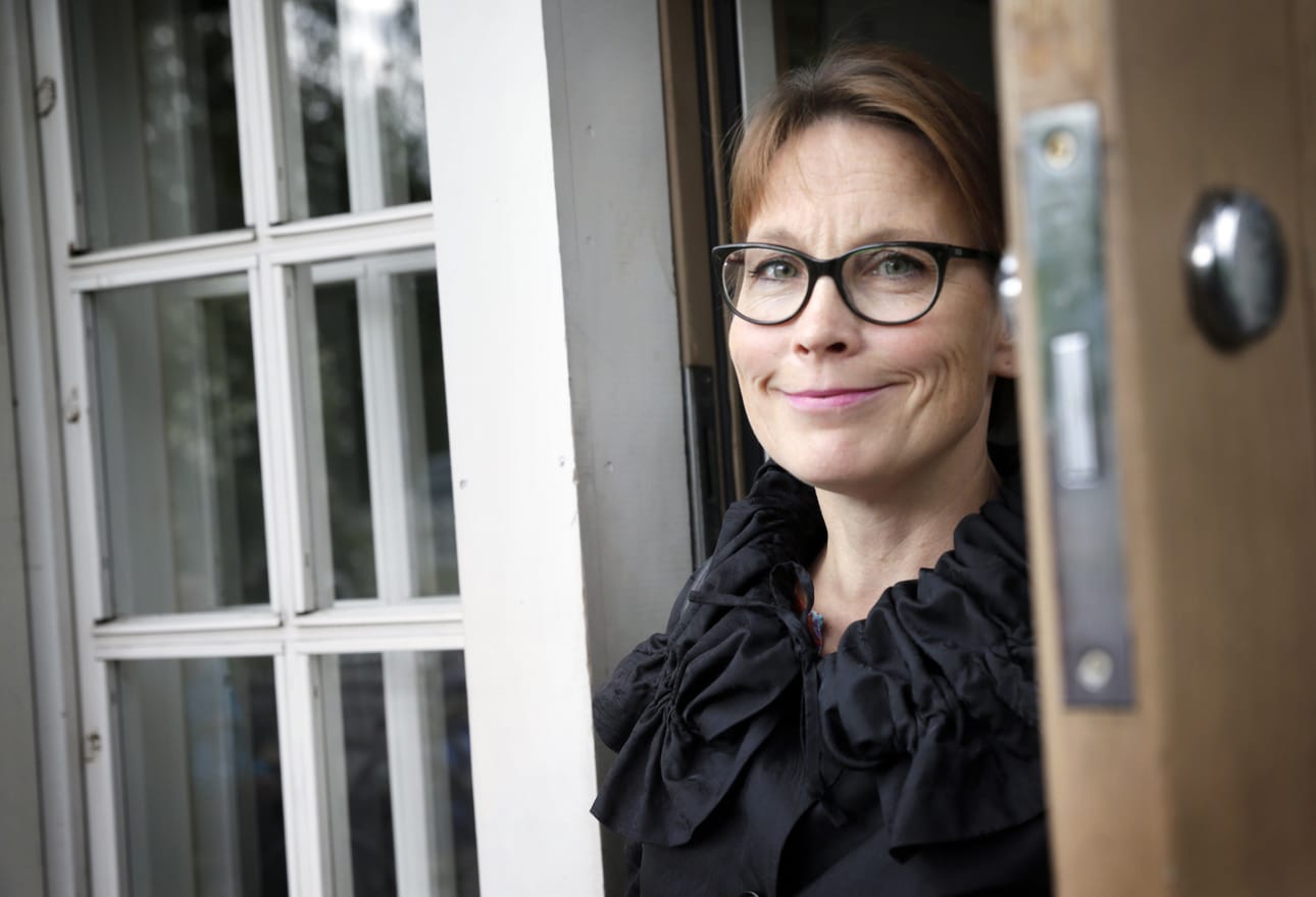 Oulun kaupunginvaltuutettu Satu Haapanen (vihr.) puuhaa tukiyhdistystä pakolaisille. Arkistokuva.