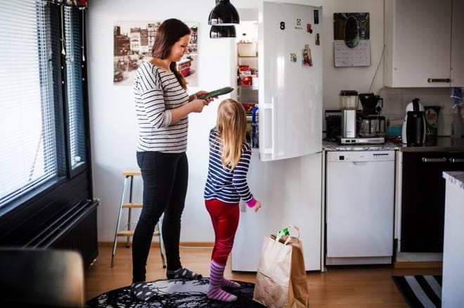Tanja Niemi ja 5-vuotias tytär Minea saavat joka toinen maanantai ruokakassin kotiinsa. Uudet ruuat maistuvat tytöllekin. Kuva: Krista Luoma