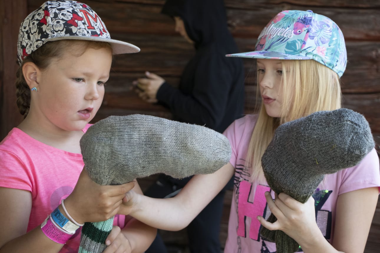 Iiris Haukipuron ja Vappu Hietalan keppareiden päät ovat muotoutumassa.
