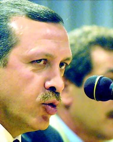 Idän ja lännen suosikit. Islamistipuolueen johtaja Recep Tayyip Erdogan (vas.) ei päässyt parlamenttiehdokkaaksi. Sosiaalidemokraattisen puolueen valinnut Kemal Dervis on länsimaiden lemmikki.