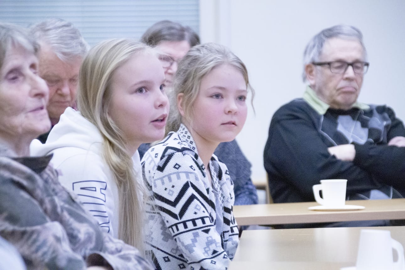 Kuntalaiskuuleminen Pulkkilan kirjaston tilavaihtoehdoista puhutti myös 6-luokkalaisia Aino Jylhänkangasta ja Hilta Jylhänkangasta.