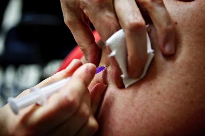 Koronarokotteiden ensimmäisiä myyntilupia voisi olla odotettavissa joulun ja uudenvuoden tienoilla, arvioitiin THL:n tiedotustilaisuudessa tiistaina. Kuvituskuva. KUVA: Kari Löfhjelm