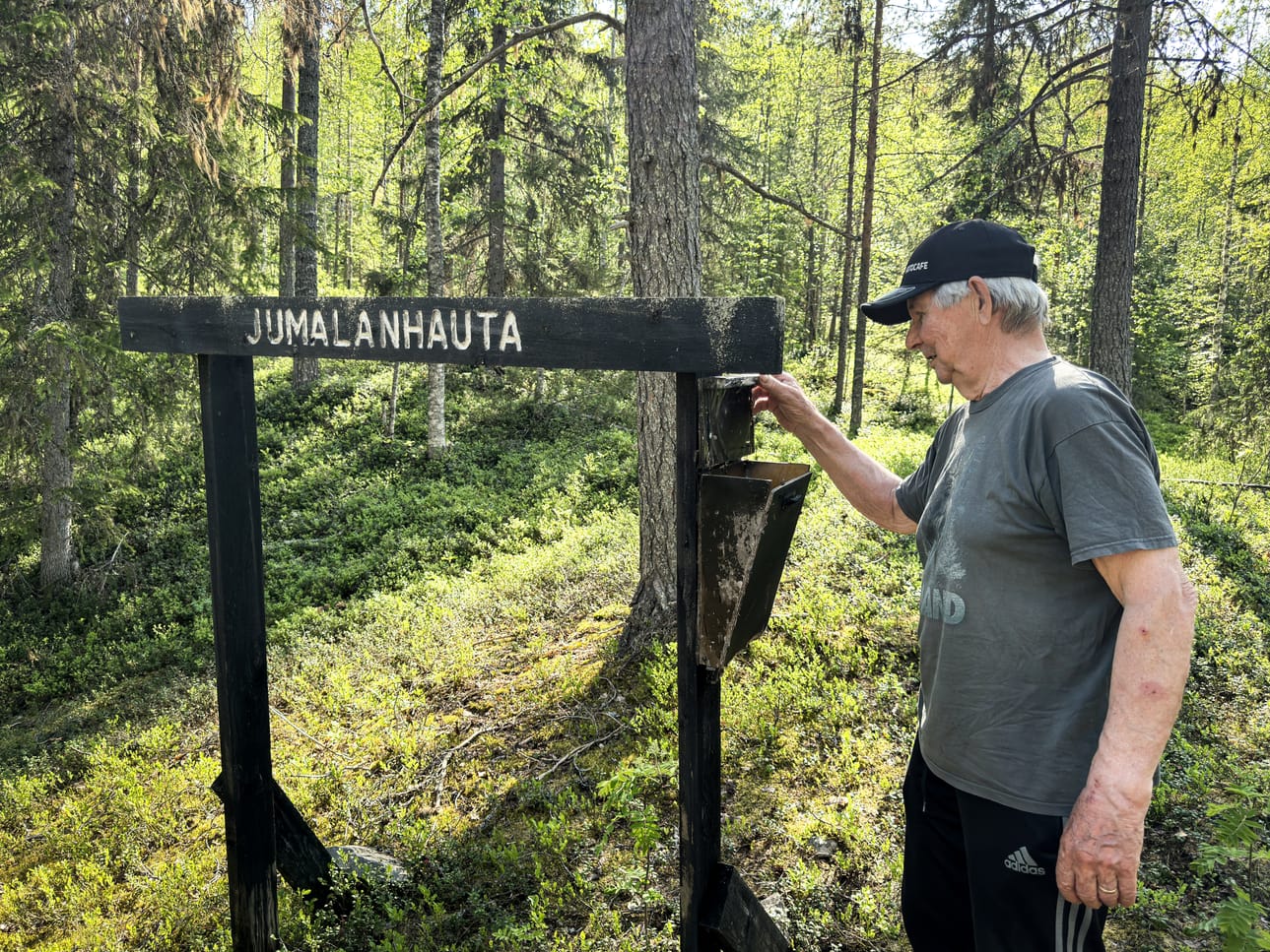 Jumalanhaudalla on vieraskirjalle laatikko, mutta Ylilehdon vilkaistaessa laatikkoon, ei vieraskirjaa kuitenkaan näkynyt.