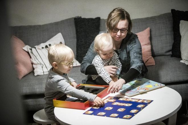 Marja Huhta jaksaa jo leikkiä lastensa Iiriksen ja Leon kanssa. Kuopuksensa odotusaikana vakavasta raudanpuutteesta kärsineelle Huhdalle on sanottu ferritiinimittausten olevan pelkkä muoti-ilmiö.