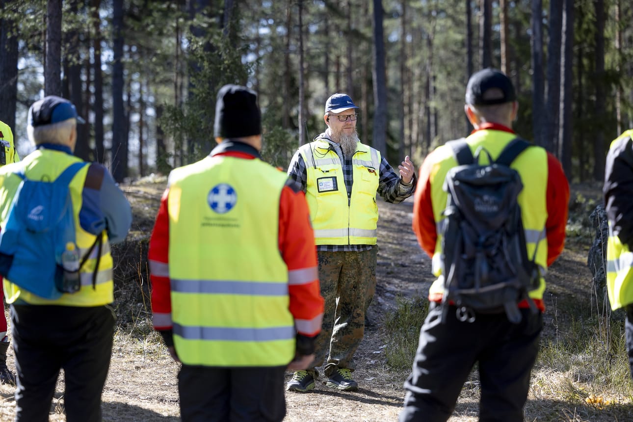 Vapepan kouluttaja Antti Tolvanen ohjeisti, että jos maastosta löytyy jotakin mahdollisesti kadonneelle kuuluvaa, siihen ei saa koskea. Tällöin ryhmän tulee ottaa heti yhteys poliisiin.