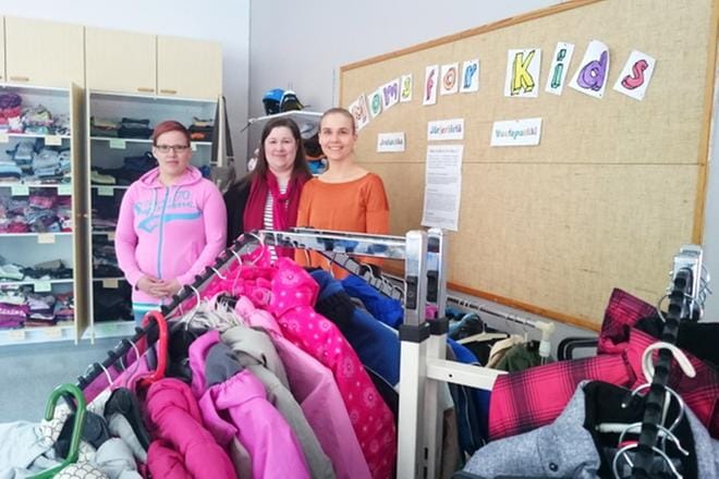 Moms for Kids ry kutsuu kaikista alueen kolmesta kunnasta halukkaita vanhoja ja uusia vapaaehtoisia suunnittelemaan toimintaa. Vaatepankin avajaisissa vuonna 2018 Hanna Kujala (vas.), Anu Pihlaja ja Elina Rantalahti. ARKISTOKUVA: MIIANELLA HERRALA