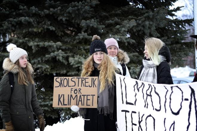Tuhansia nuoria yli sadasta maasta oli vaatimassa ilmastotekoja. Vimpelissä mielenilmaus järjestettiin Elina Arpalan (kesk.) johdolla, mukana olivat muun muassa Miikku Pekkala (vas.), Olivia Havinen ja Katariina Arpala. KUVAT: JOHANNA KATAJA