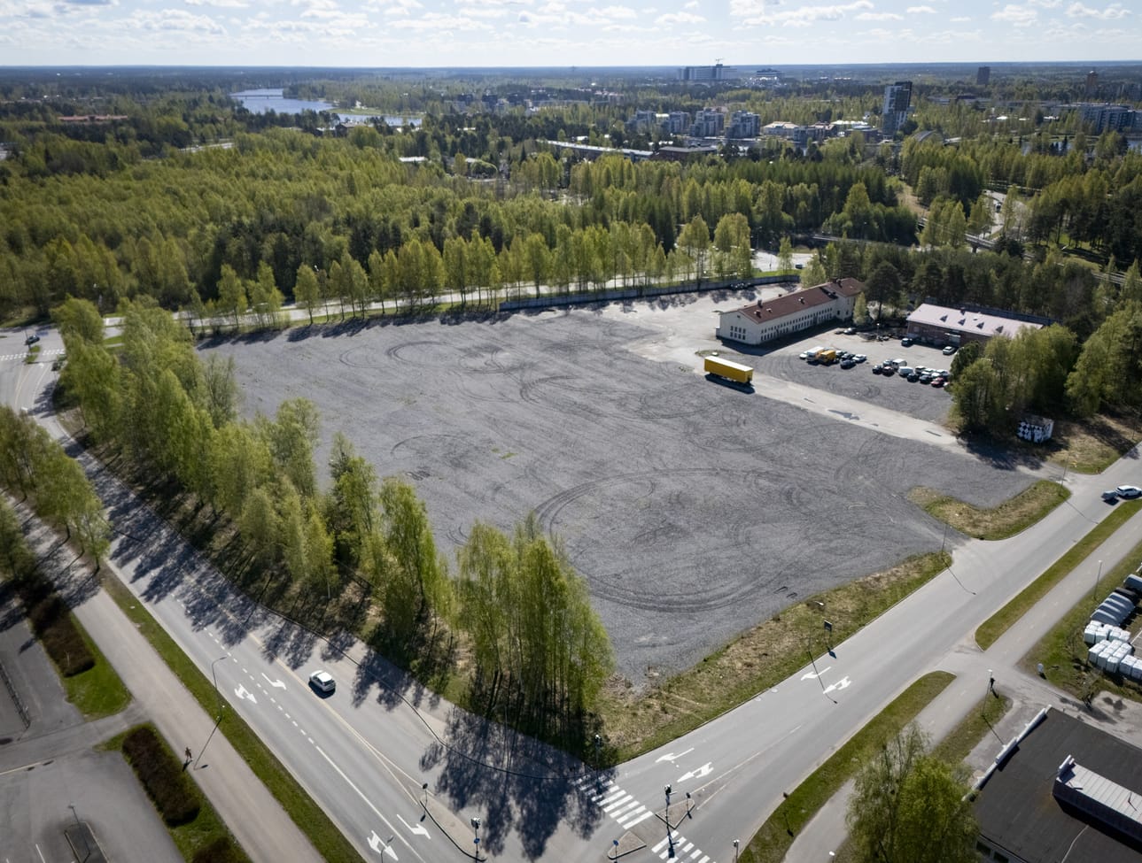 Välivainiolla on lähes tyhjä rakentamiselle valmis tontti, johon ollaan maanantaina valitsemassa rakennuttajaa. Vahvoilla on yritys, joka olisi pystyttämässä paikalle ison liikuntakeskuksen.