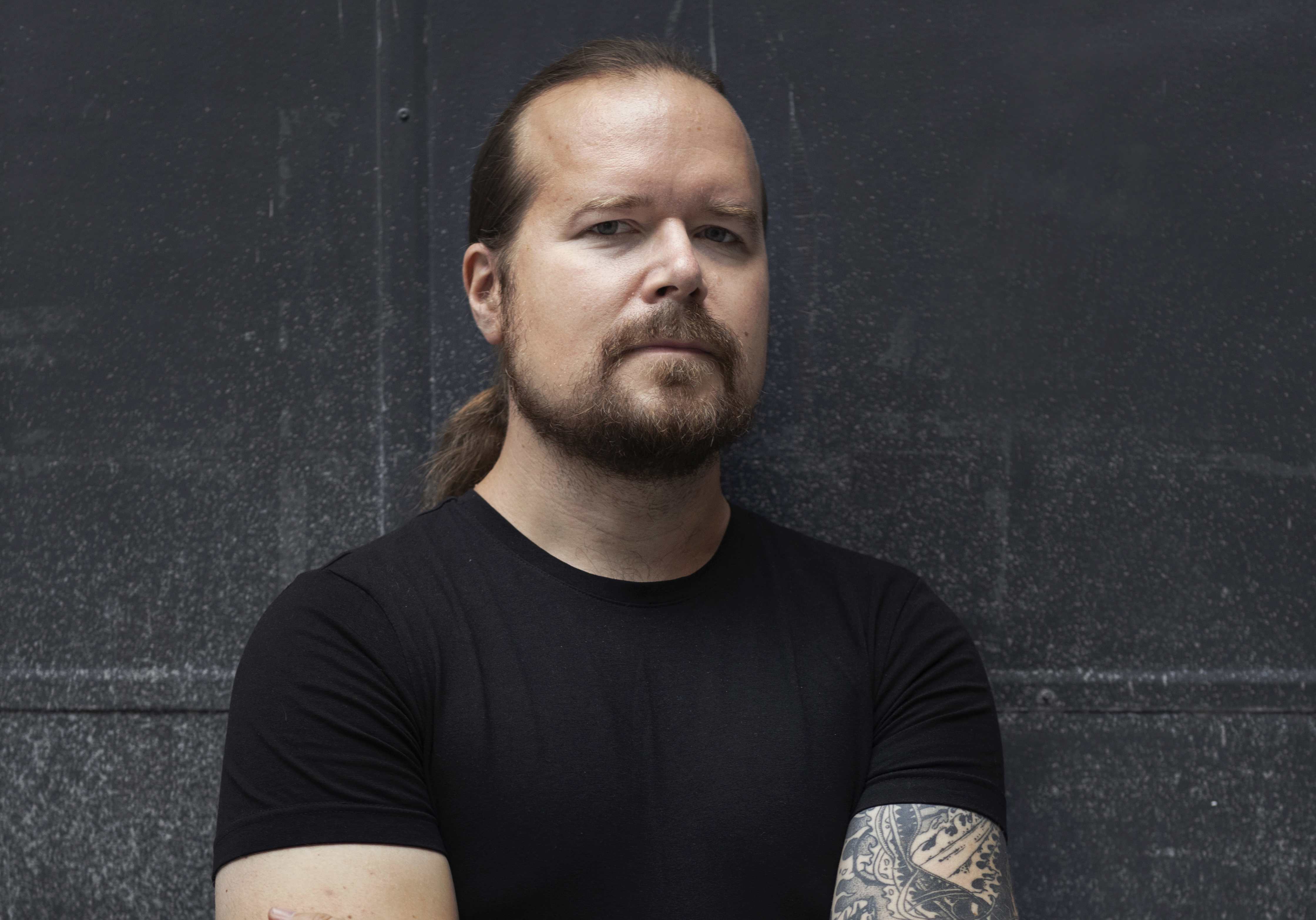 Arvio: Niilo Seväsen eeppinen esikoisromaani huokuu historiaa – Metallibändin muusikosta on myös kelpo kirjailijaksi