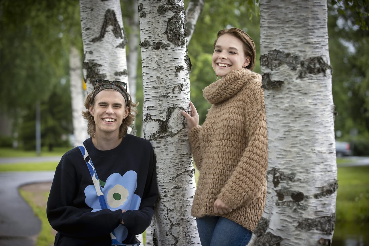 Joona Moilanen aloittaa opiskelut Skotlannissa tulevana syksynä, Siiri Hakopää tavoittelee Englannista opiskelupaikkaa syksyksi 2021. Moilanen saa suorittaa tutkinnon loppuun EU-hinnoin. Hakopäälle koulutuksen hintalappu saattaa olla kymmeniä tuhansia euroja korkeampi.