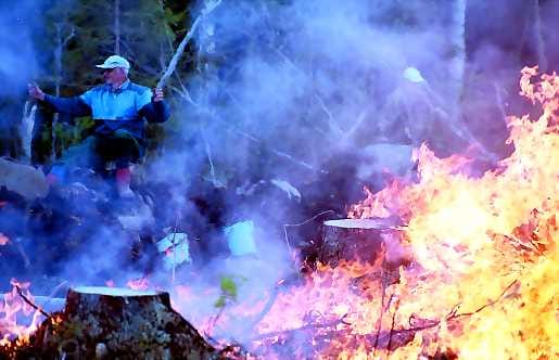 Katse tarkkana. Ahti Mykkänen ja Matti Laitila Pyhäjärveltä tarkkailevat, ettei kulotus leviä kuloalueen ulkopuoliseen metsään.