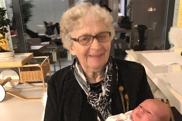 90 vuotta täyttävä Helka Lampi sai taannoin syliinsä lapsenlapsenlapsensa Lenni Artturin.