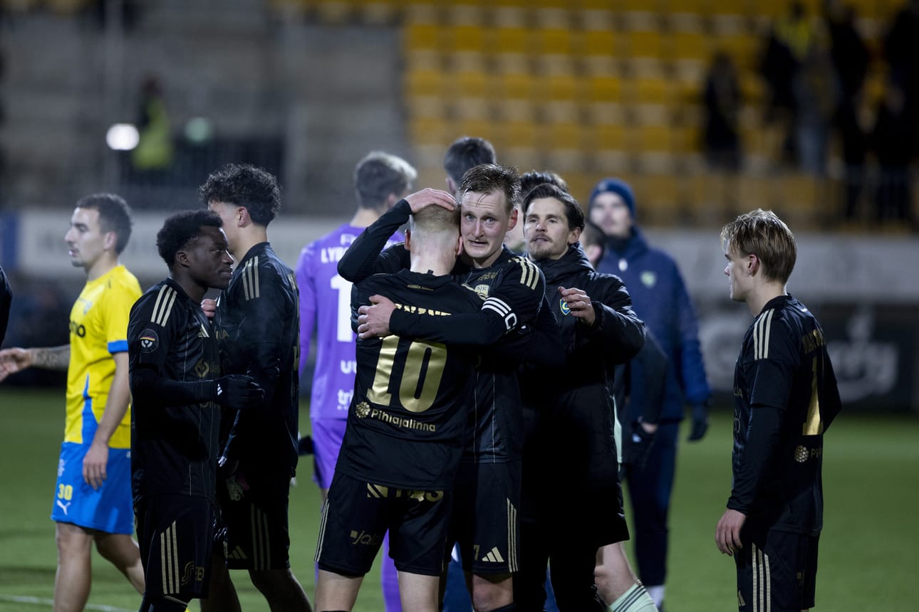 Rasmus Karjalainen halaa pelikaveriaan Kasper Paanasta haikean kauden päätöksen jälkeen.