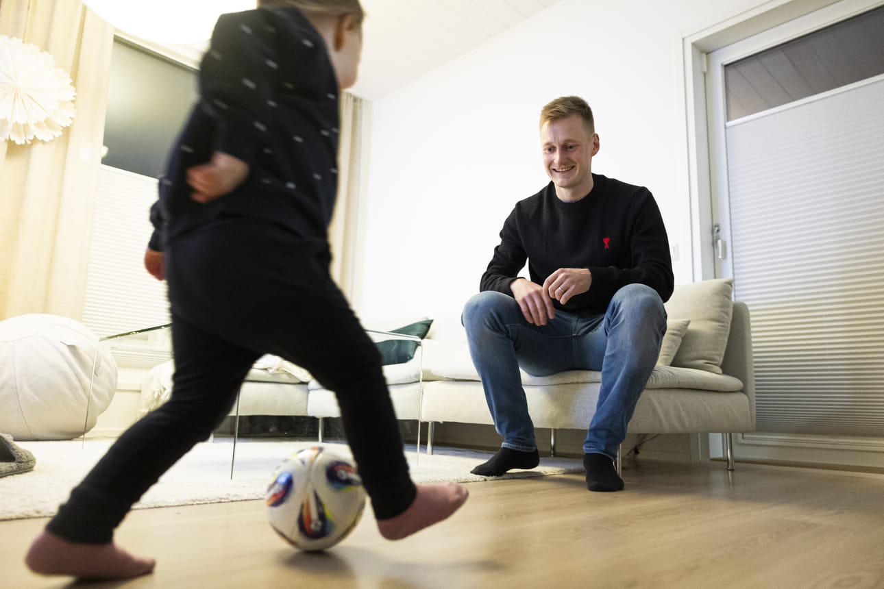 Rasmus Karjalainen seuraa ihailevasti, kuinka hänen kaksivuotias tyttärensä käsittelee jalkapalloa.